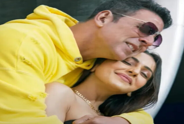 Akshay Kumar and Rakul hot chemistry in Cuttputlli Song Saathiya
