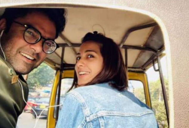 Iqra ditches her luxury car opts, for a rickshaw ride with Yasir