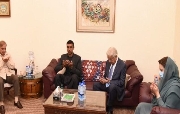 PM visits family of martyr Lt-Gen Sarfaraz Ali