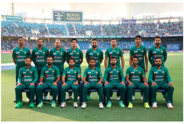 Pakistani team wears black armbands to support the flood victim