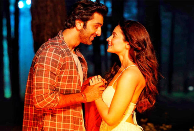 Ranbir Kapoor and Alia Bhatt curb curiosity of fans for Brahmastra
