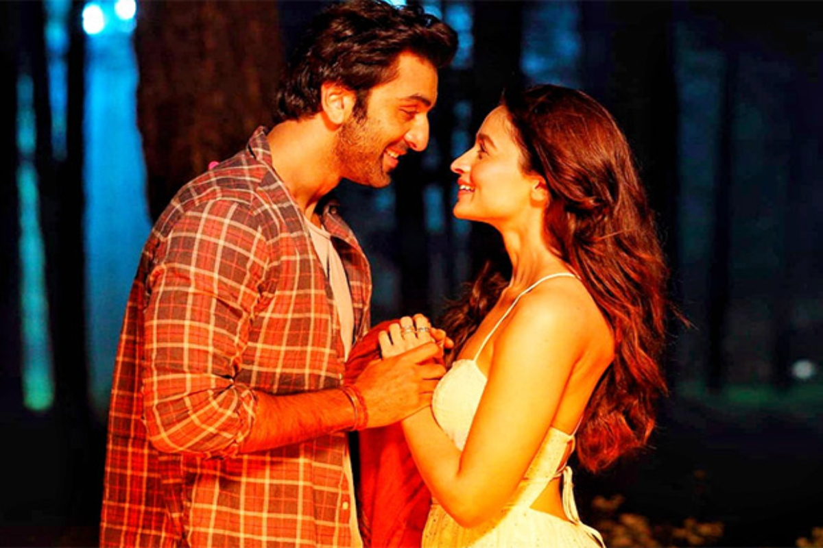Alia Bhatt wows husband Ranbir Kapoor with Brahmastra's Kesariya