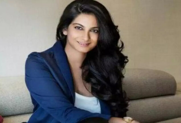 Rhea Kapoor shed tears of joy on seeing her new born nephew