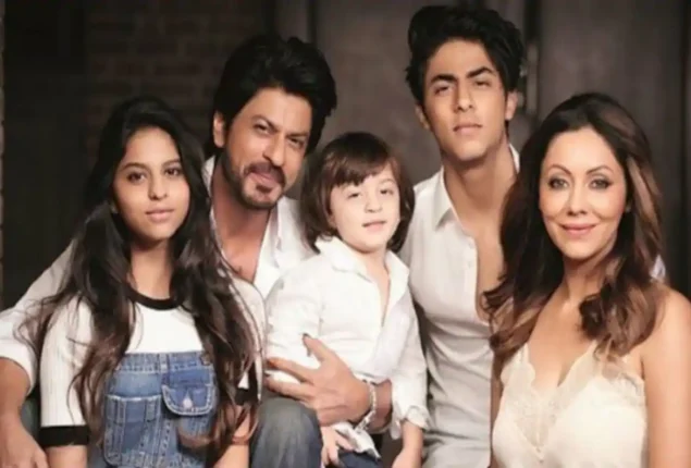Shah Rukh Khan, Gauri, Aryan, and AbRam raised the flag at Mannat