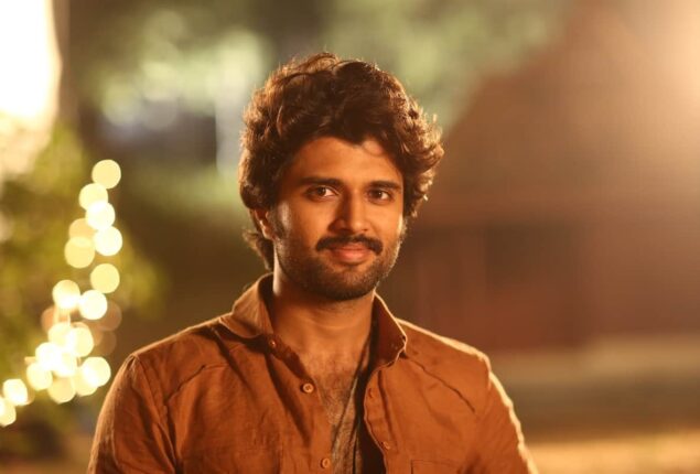 Vijay Deverakonda pays respect to late Puneeth Rajkumar
