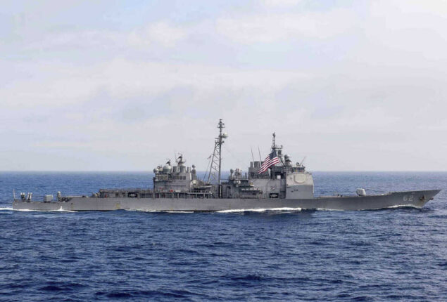 US warship passes the Taiwan Strait