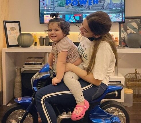 Minal Khan new gorgeous photo with niece Amal Muneeb