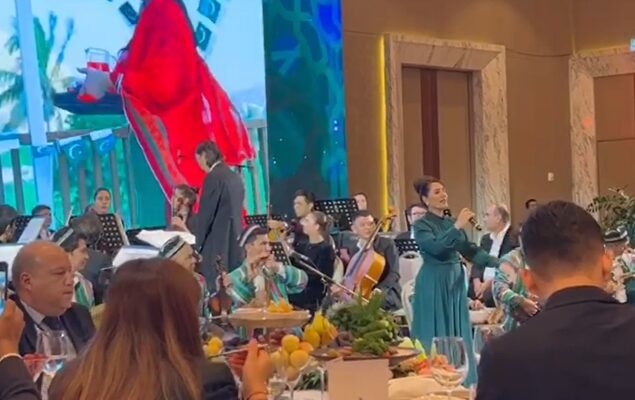 Uzbek singer sings Pakistani patriotic song