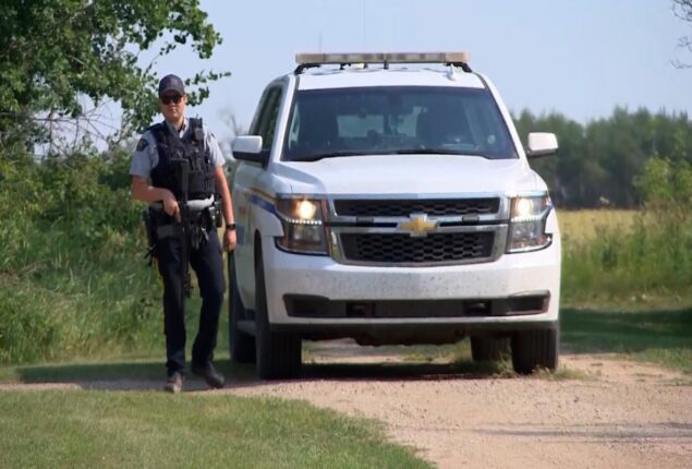 Canada: Authorities are looking for two suspects in a stabbing spree
