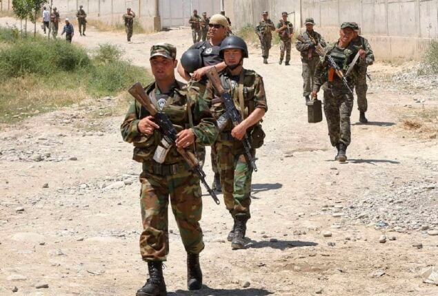 Border guards from Tajikistan and Kyrgyzstan start their battle