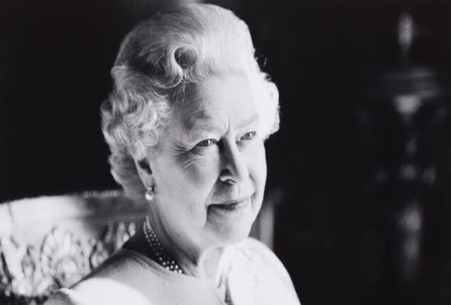 Hollywood Celebrities react to Queen Elizabeth death