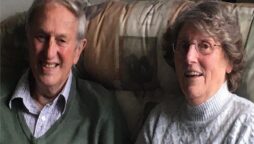 Couple reads one of the last cards the Queen sent them for their 60th wedding anniversary
