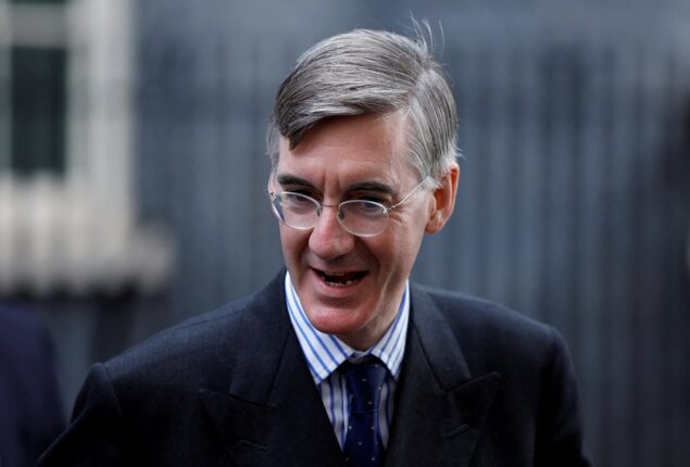 Britain relaxes its prohibition on shale gas fracking