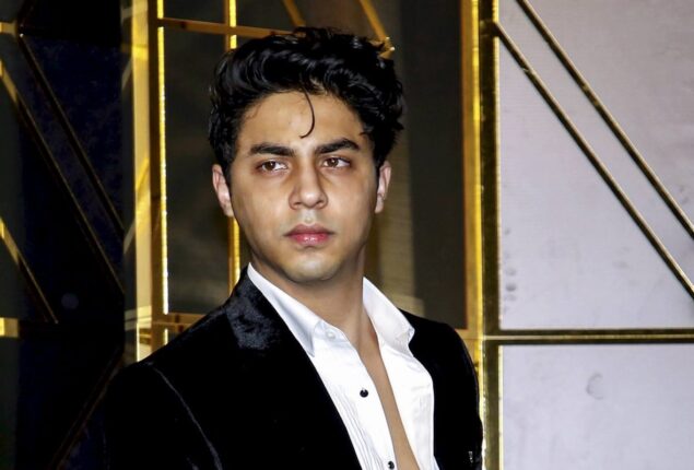 Aryan Khan is spitting image of superstar dad Shah Rukh Khan as he jets off to Europe