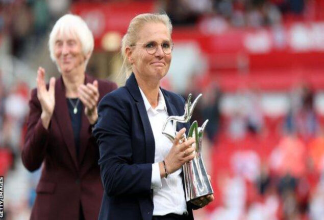 Sarina Wiegman and Gareth Southgate pay tribute to Queen