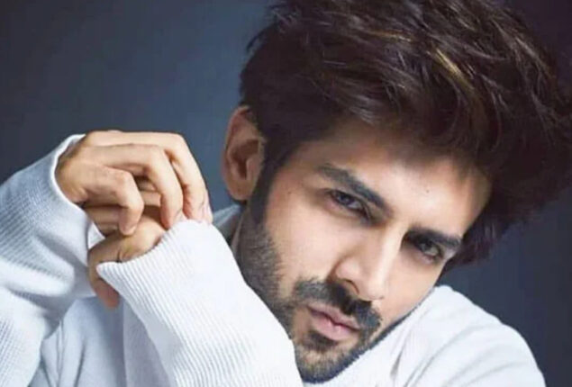 Kartik Aaryan wishes Sameer Vidwans on his birthday