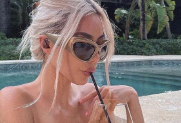 Kim Kardashian accuses of photo shop her poolside neck muscle