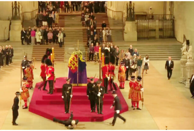 Royal Guard collapses by Queen Elizabeth II’s coffin