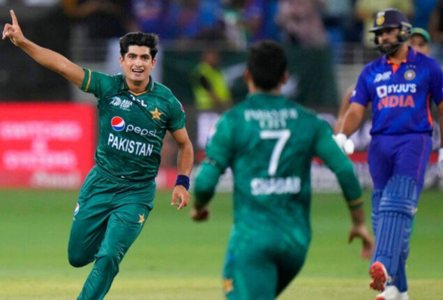 Fans provide suggestions for bowlers after decimated by India