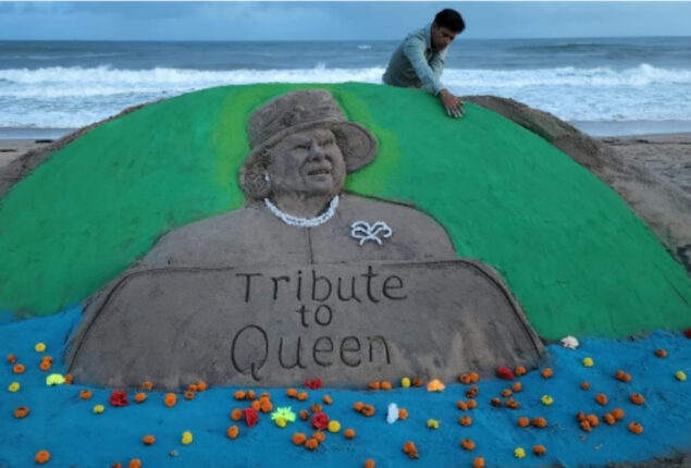 Manas Sahoo honours Queen Elizabeth with stunning sand art