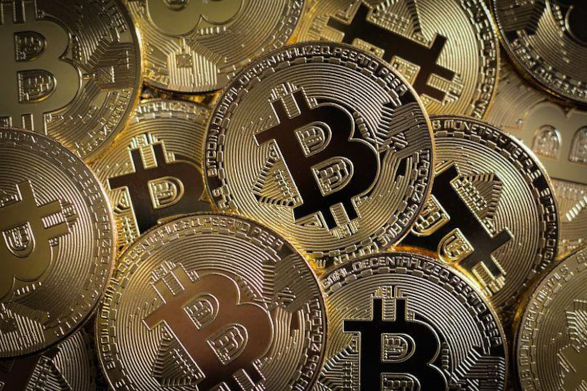 Bitcoin surges over $20000 as USD declines