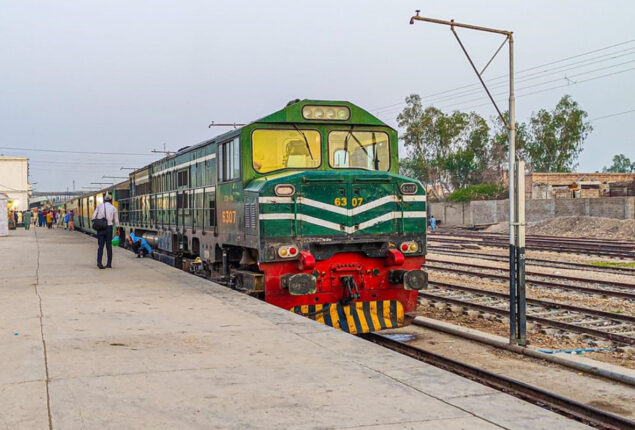 Pakistan Railways partially resumes services  