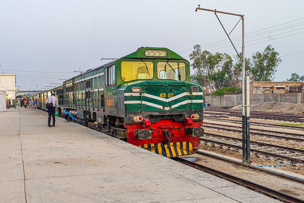 Pakistan Railway partially resumes
