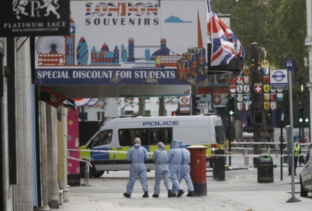 Two police officers stabbed, gets fatal injuries in London