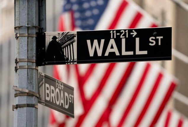 US stocks back in the red as Apple dips again