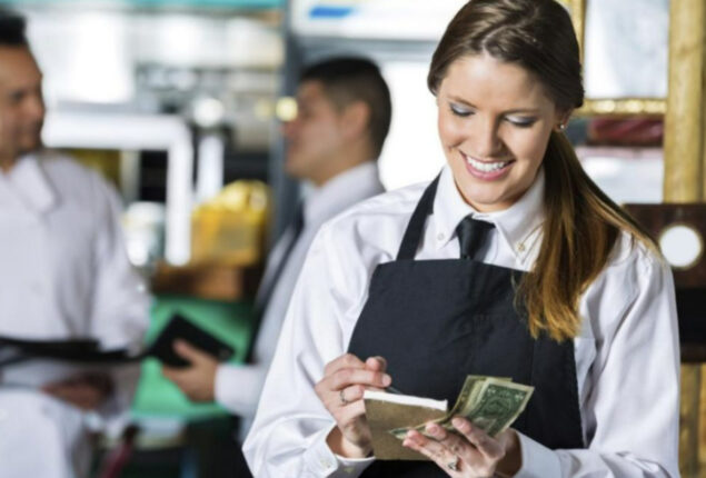 US Man sues waitress for $3000 tip and demanding it back