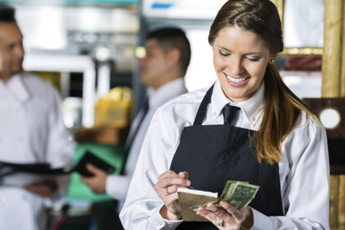 US Man sues waitress