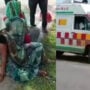 Ambulance abandons a pregnant woman on the road 