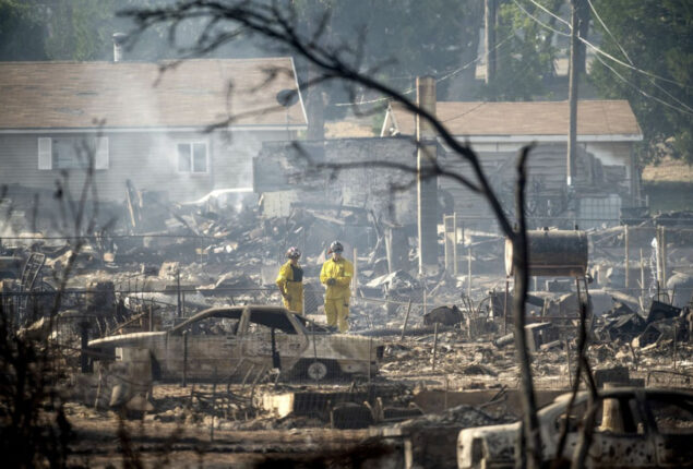 Wildfire kills two in Southern California