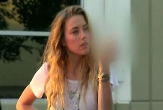 Amber Heard shows mid finger on National Television