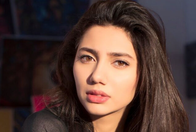 Mahira Khan responds to tweet of her attending awards after Pakistan floods