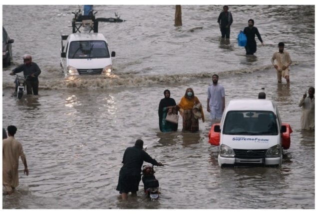 Karachi experienced heavy rains this afternoon: Video viral