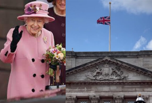 Buckingham Palace announces death of Queen Elizabeth II, Flag at Palace lowered