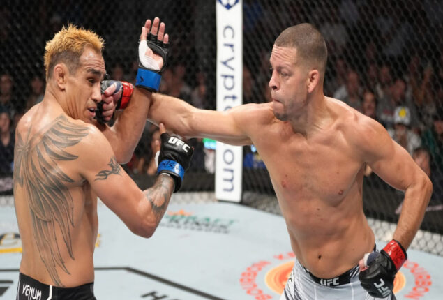 Nate Diaz beats Tony Ferguson at UFC 279