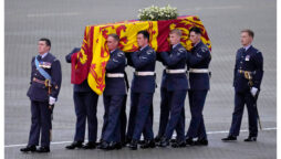 When Queen Elizabeth’s coffin arrives in London, there are tributes and tears