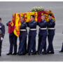 When Queen Elizabeth’s coffin arrives in London, there are tributes and tears