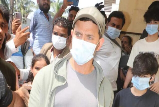 Hrithik Roshan loses control when a fan tries to take selfie