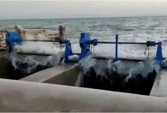 District Administration Jamshoro orders to evacuate area as water level increases in Manchar Lake