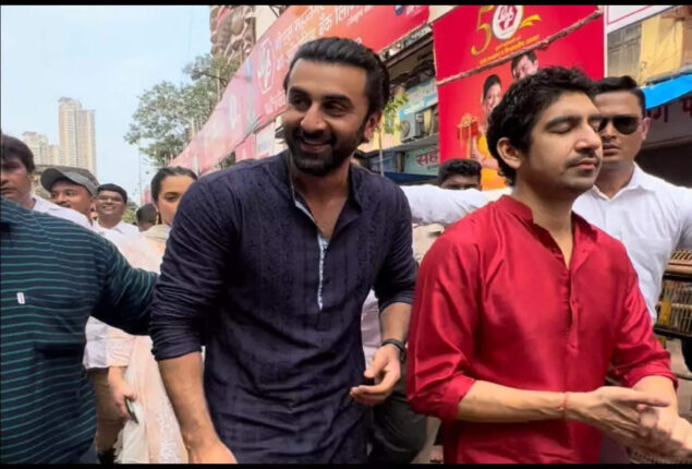 Ranbir Kapoor and Director visit Lalbaughcha Raja before release