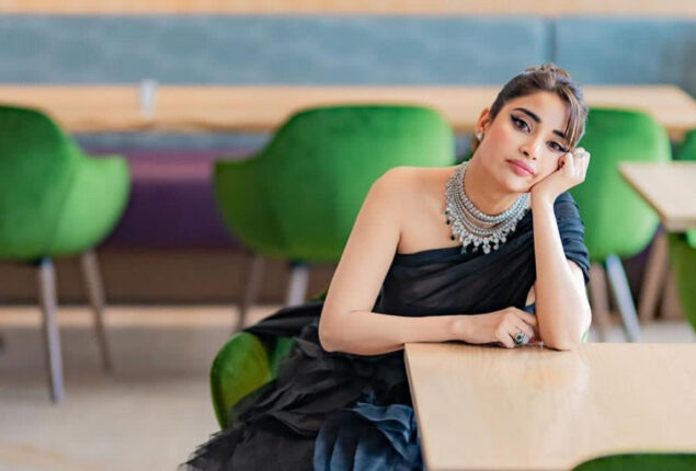 Saboor Aly spotted in Canada; watch video