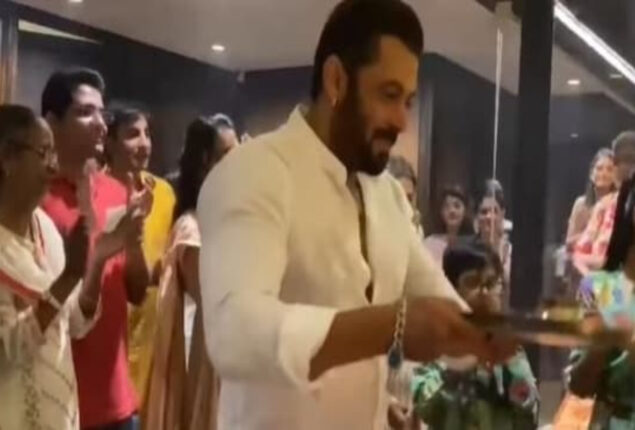 Salman Khan performs aarti for Ganesh Chaturthi at Arpita’s home
