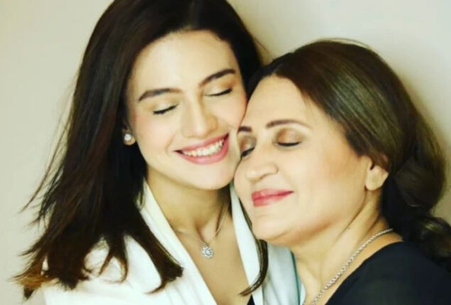 Zara Noor Abbas expresses love for her mother; watch video