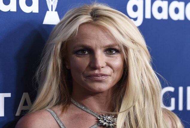Britney Spears believes she has failed as a mother