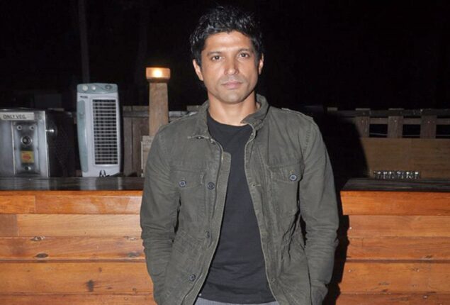 Farhan Akhtar is in the perfect Sunday mood: WATCH