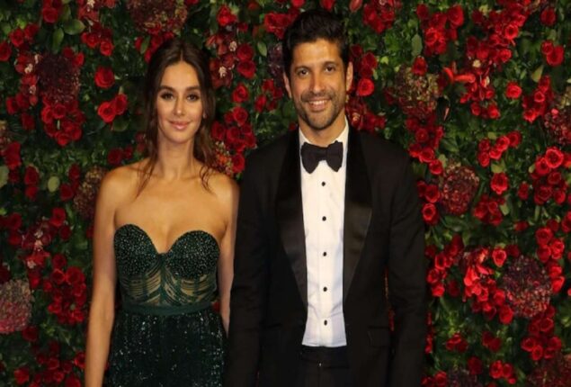 Farhan Akhtar posts sweet photo of Shibani Dandekar, hearts melt