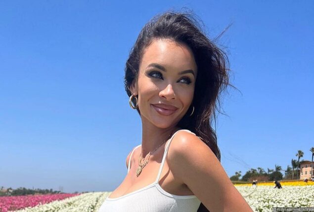 Alyssa Scott has posts another photo of her growing baby bump